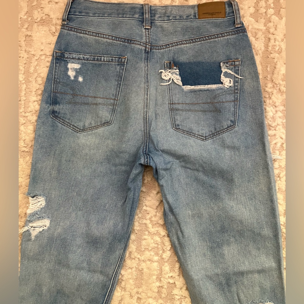 American Eagle Distressed Mom Jeans size 2 regular - Picture 10 of 11